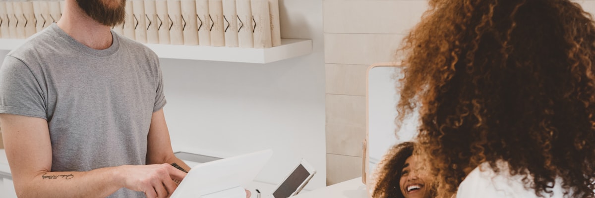 Ilustrasi teknologi jaringan global dan konektivitas internet yang aman